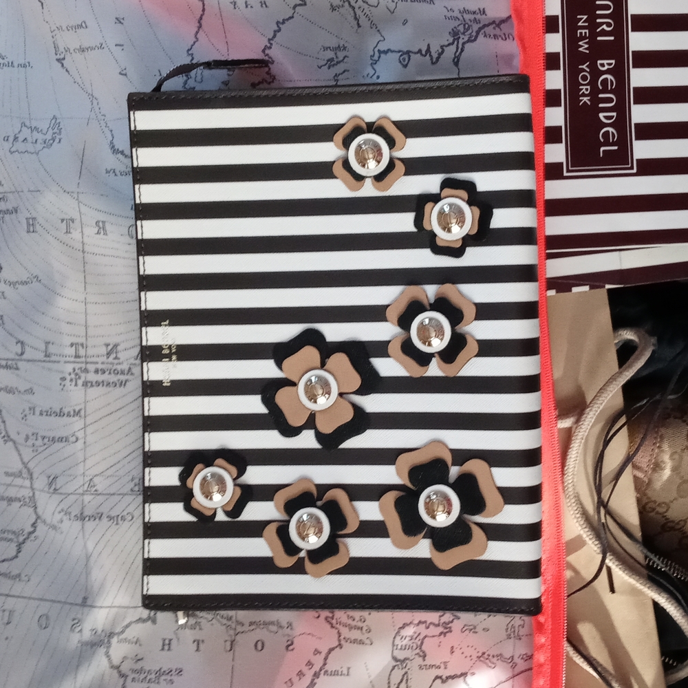 ⭐❤️Henri Bendel GORGEOUS and STUNNING Floral Bag or cosmetic pouch ❤️⭐Fl… - Picture 2 of 16
